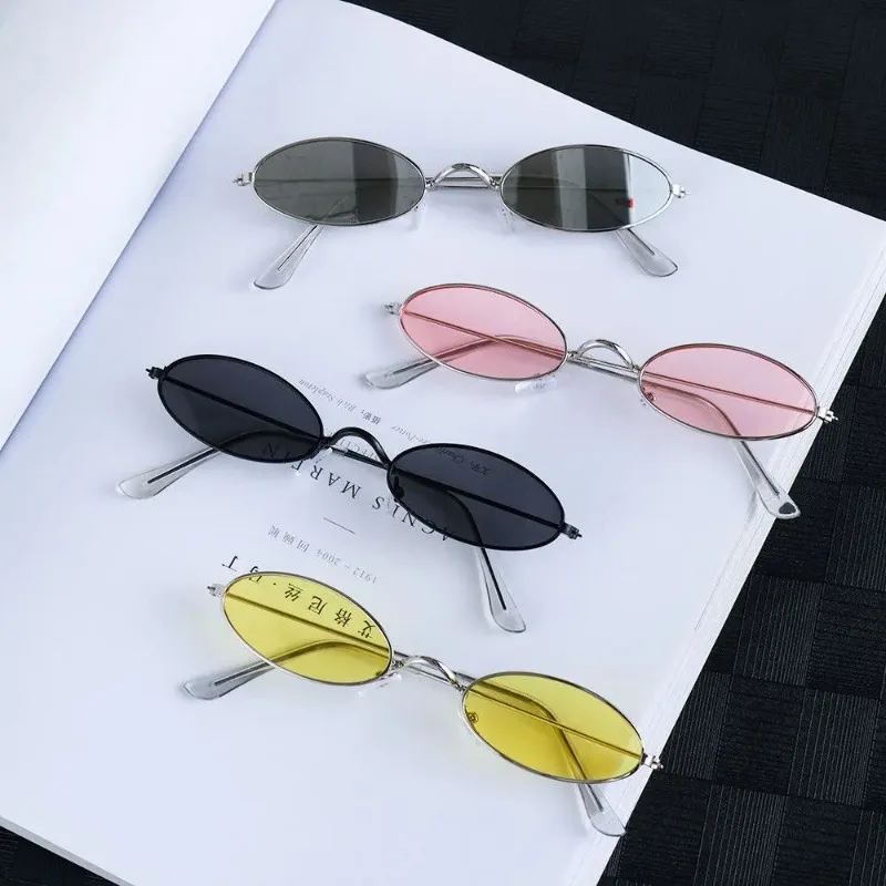 Vintage Outdoor Fashion - レトロな小ぶりの楕円形サングラス。ヴィンテージ風のメタルフレームにカラフルなレンズを組み合わせた、男女兼用のファッションブランドデザインのサングラス。